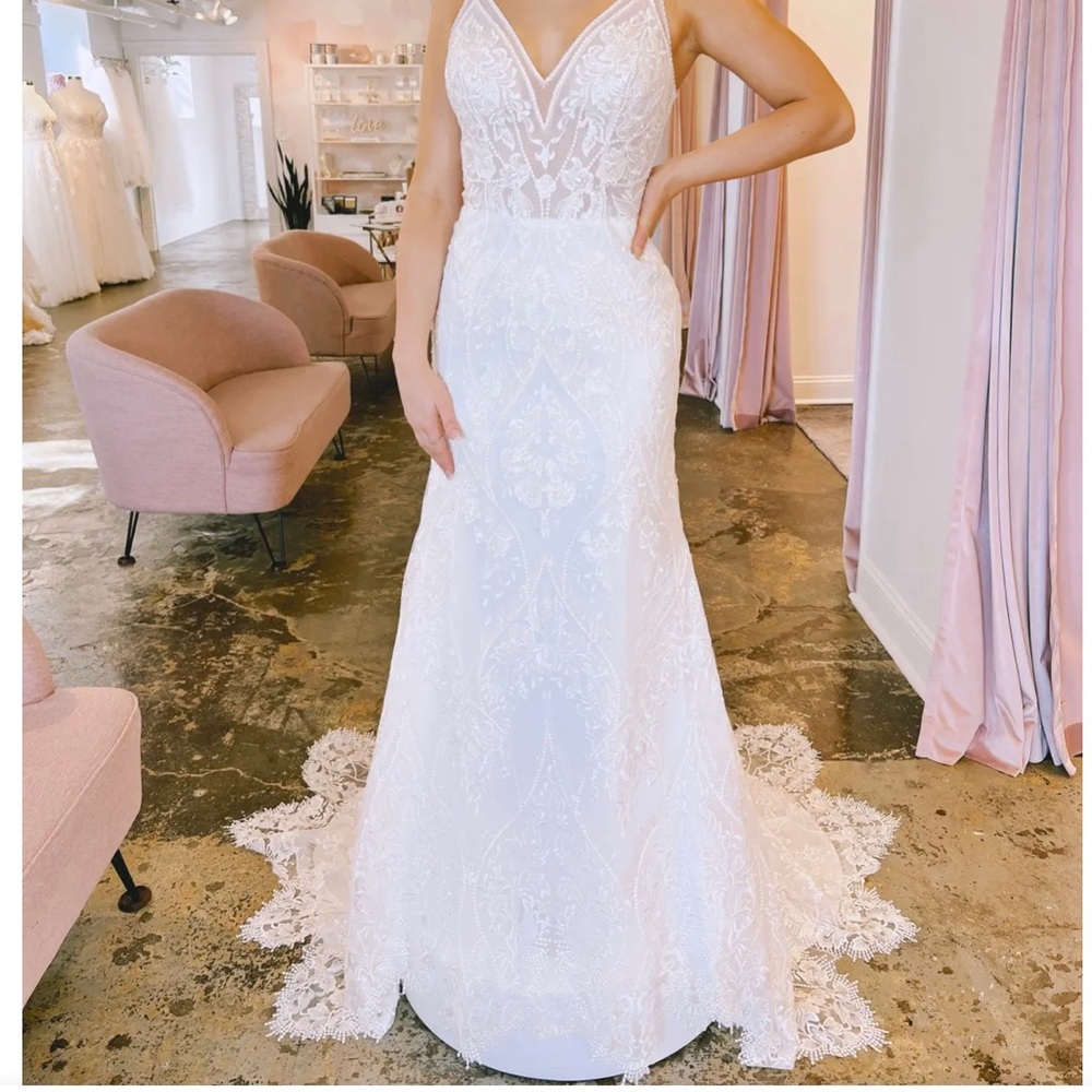 Wedding dress, color Ivory, stunning details.